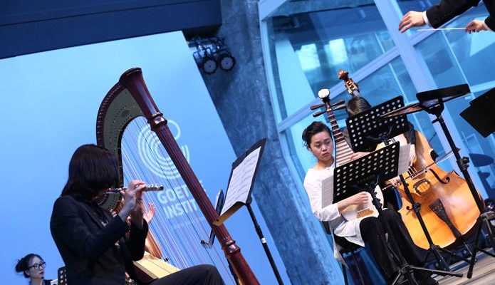  北京现代室内乐团和德国E-Mex乐团在开幕仪式上演奏《潋滟》，作曲：贾国平。