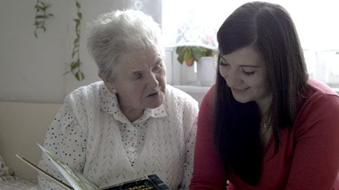 Ines Goschalová mit ihrer Großmutter