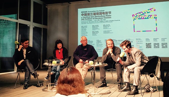 Deutsche und chinesische Filmschaffende diskutierten zum Thema „Remember the Future“ im Goethe-Institut im 798, v.l.: Xie Meng, Ma Yingjiu, Wu Wenguang, Eike Frederik Schulz und Joel Basman