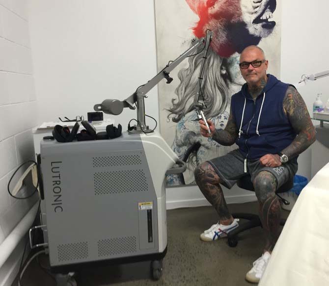 Paul Roberts in seinem Tattoo-Laser-Studio In a Flash
