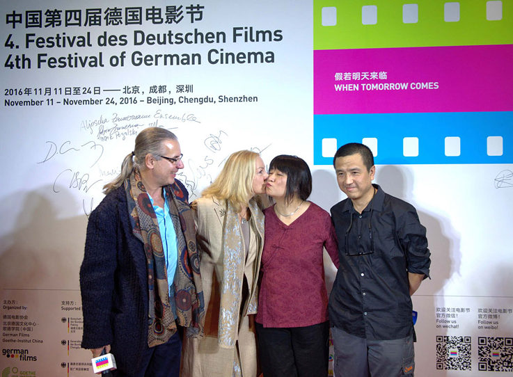 Von rechts nach links: Regisseur und Berlinale-Gewinner Lou Ye und seine Frau Ma Yingli, Leiterin der Rainer Werner Fassbinder Foundation Juliane Lorenz und ihr Mann