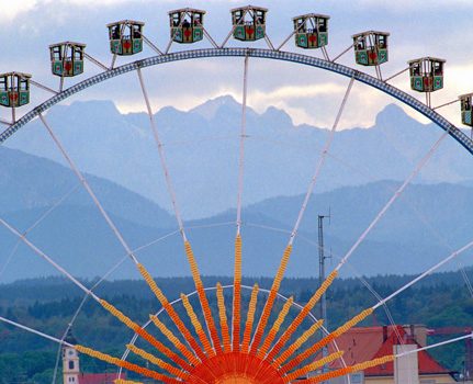 Münchner Oktoberfest - Riesenrad vor Alpenpanorama