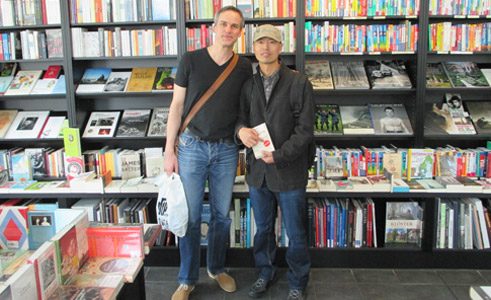 Treffen von Huang Fan mit dem Schriftsteller Stefan Thome in Göttingen