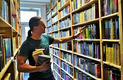 Waldemar chodí do Fantastické knihovny několikrát měsíčně pro své oblíbené autory.