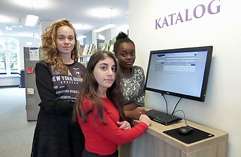 Schülerinnen nutzen den digitalen Katalog: freier Zugang zu Wissen, Kunst und Unterhaltung weltweit