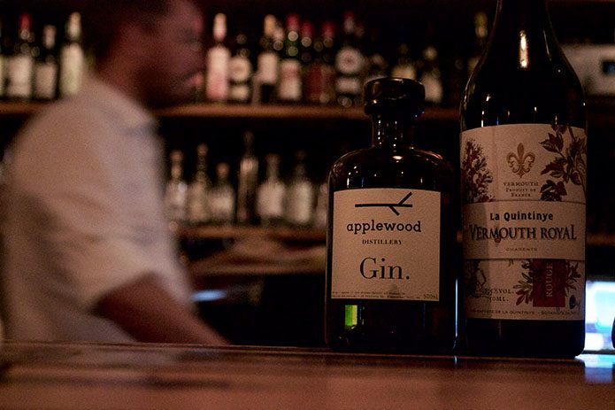 Moyas Juniper Lounge hat hunderte Sorten von Gin im Angebot, sowohl von lokalen als auch internationalen Destillerien. 