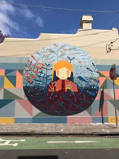 Dieses Wandgemälde stammt von Kyle Hughes – es ist ein Teil des Perfect Match Programms. Dieses Programm wurde vom Stadtbezirk ins Leben gerufen und unterstützt die Street-Art als Kunstform.