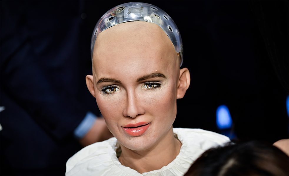 Stroj s občanskými právy: Humanoid Sophia konverzuje a projevuje emoce – a je prvním robotem se státním občanstvím. V roce 2017 byl Saúdskou Arábií uznán za právní subjekt.