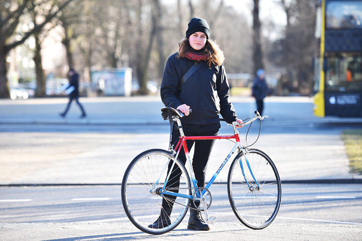 „Lidé se mě často ptají, jestli není nepraktické jezdit na kole s tenkými pneumatikami po berlínských ulicích, které jsou často pokryté střepy. Nepraktické to asi je, ale taky je to nesrovnatelně skvělé  - kvůli tomu pár píchnutých duší ráda riskuju.“ Nina P.