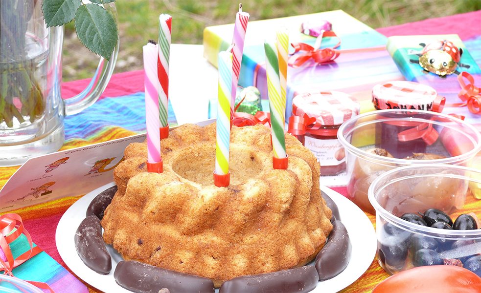 Le nombre de bougies sur le gâteau correspond à l’âge de l’enfant qui fête son anniversaire. 