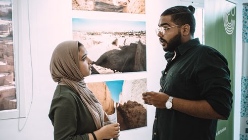 Der Künstler Mohamed El-Bosifi im Gespräch mit einer Besucherin