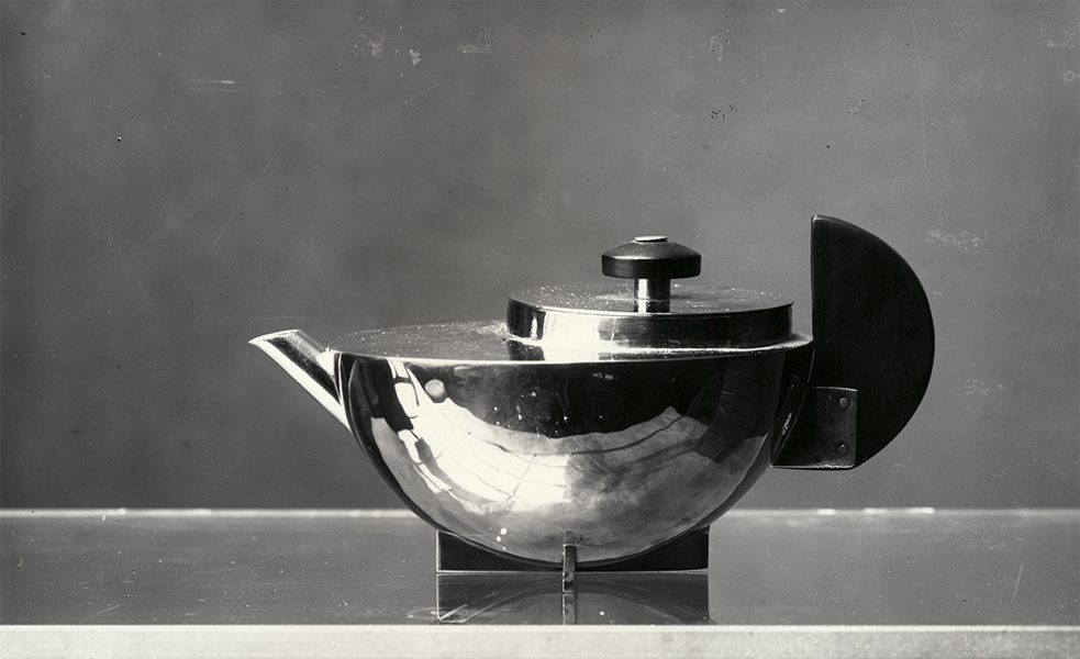 Konvička na čajový extrakt MT 49 od Marianne Brandt; snímek pořídila v roce 1924 v Desavě fotografka umělecké školy Bauhaus, Lucia Moholy. 