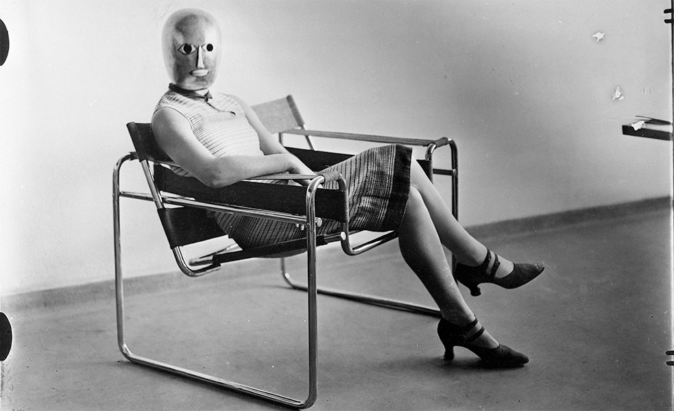 Una donna siede sulla sedia-poltrona in tubolare d’acciaio di Marcel Breuer, 1926.
