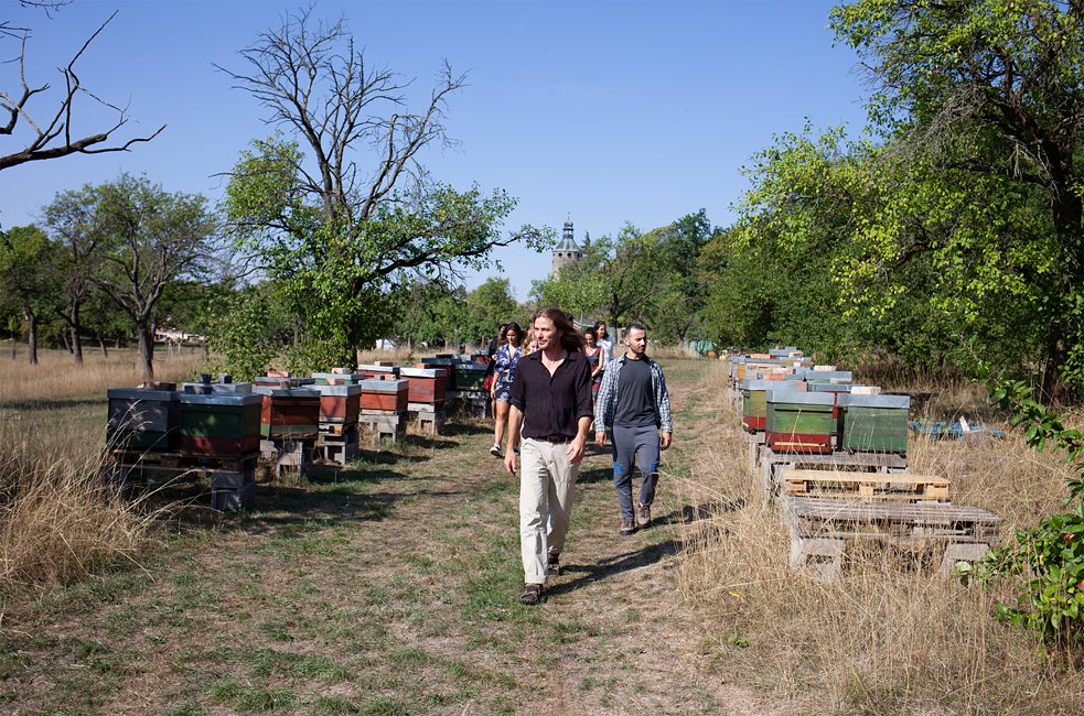 Architekt Thomas Meier je spoluzakladatelem komunity. V uplynulých 13 letech se toho hodně naučil o chovu hospodářských zvířat a o sadaření. Dvě třetiny dne tráví v přírodě – mimo jiné u 150 včelstev vlastního včelařství.