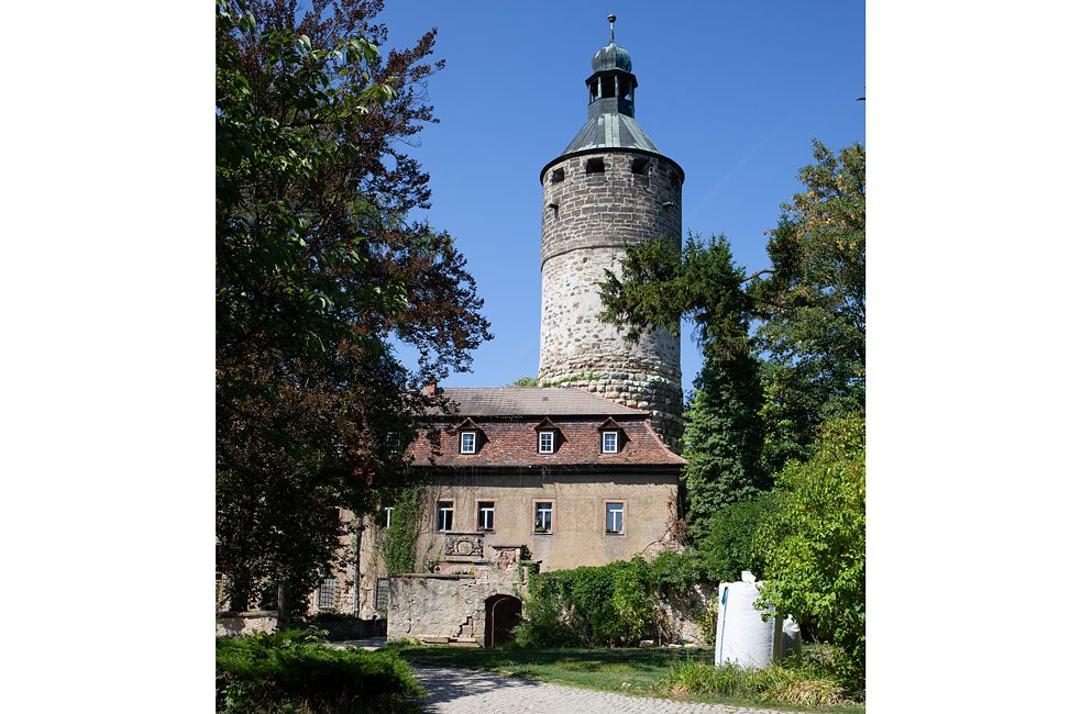 Das Wahrzeichen des Schlosses ist der 44 Meter hohe Burgfried, dessen Mauern stolze 3,70 Meter breit sind. Bewohnbar ist er nicht, er wird lediglich als Aussichtsplattform genutzt. Das Schloss, der Burgfried und der Vorhof sind von einer hohen Mauer und einem Burggraben umschlossen. 