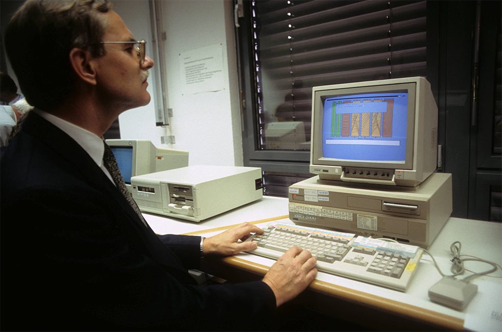 Le BSI existait bien avant qu’ait eu lieu la prise de conscience collective face aux risques sur le web : un collaborateur du BSI à son poste de travail en 1992.