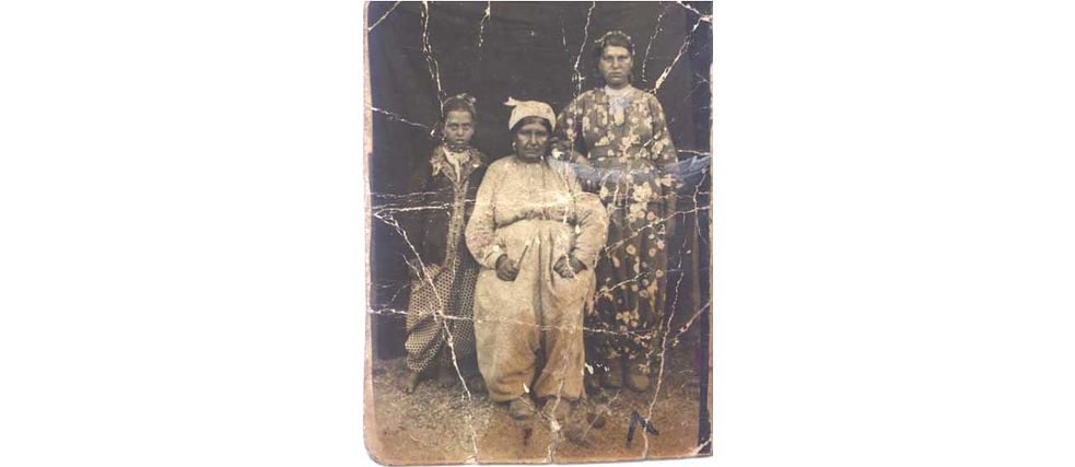 Snímek pochází ze 40. let. Tito Romové byli kamnáři – povolání, které vykonávali jak muži, tak ženy. Žena uprostřed je sestra autorova dědečka z otcovy strany. 