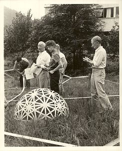 Un fost maestru Bauhaus de la Black Mountain College: Josef Albers, dreapta. 