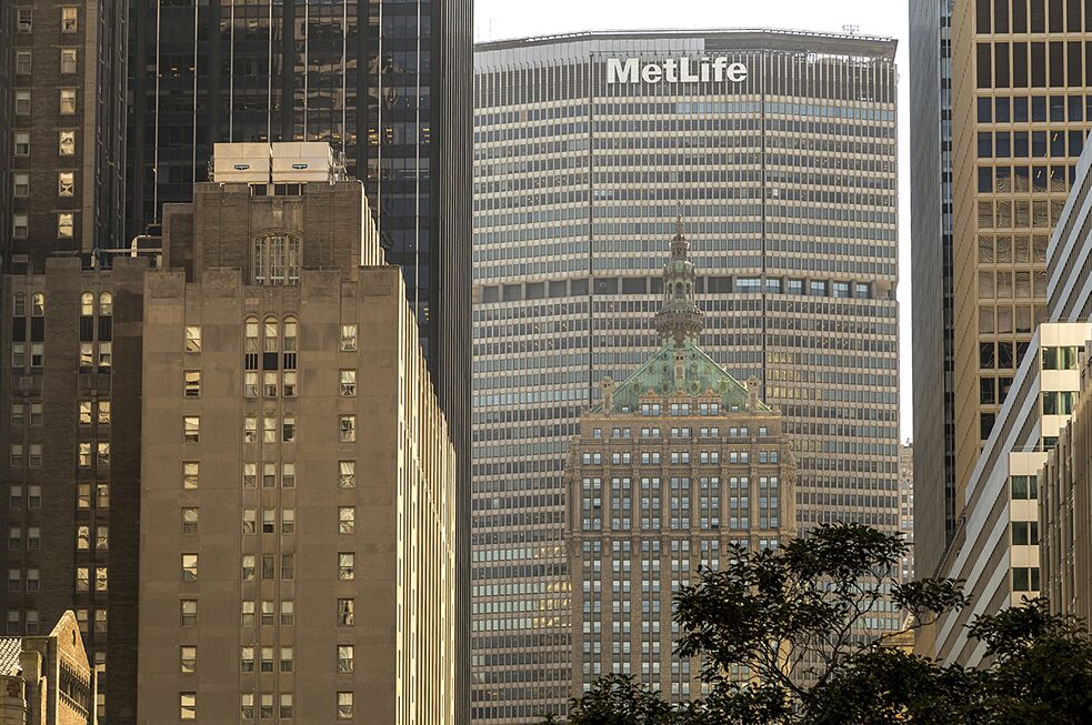A Walter Gropius, fondatore del Bauhaus costretto ad emigrare negli Stati Uniti, viene affidato l’incaricato di realizzare il MetLife Building, ex Pan Am Building, a Manhattan