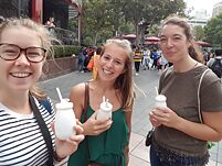 Vera (links), Laura (rechts) und ich probieren chinesischen Trinkjoghurt