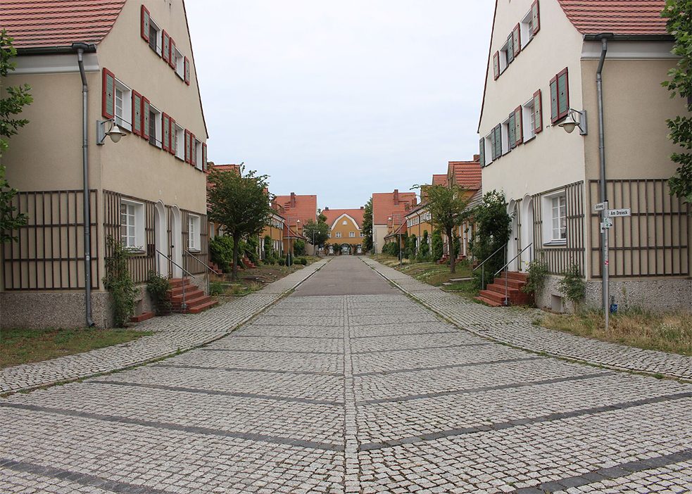 Voor ons een vreemd zicht, in de tuinstad doodnormaal: een autovrije straat in Piesteritz.