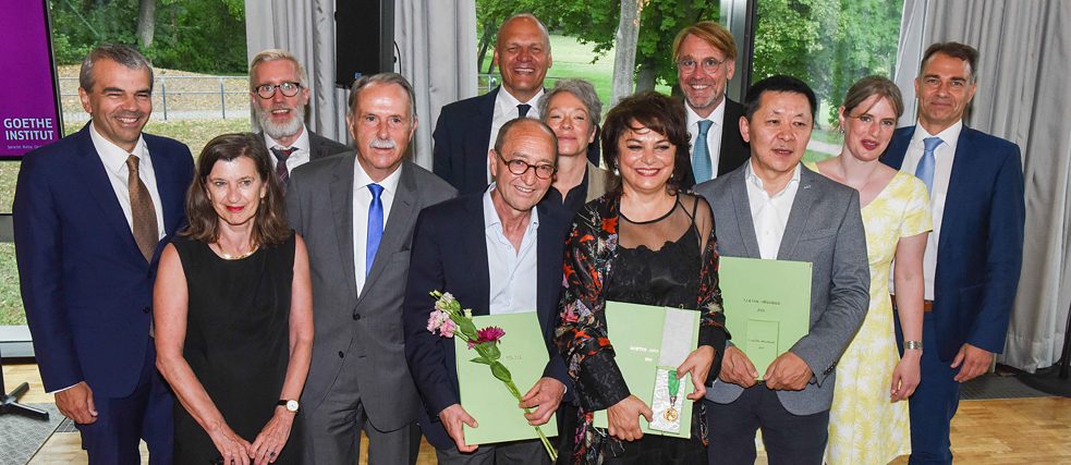 The Goethe Medal awardees together with their laudatory speakers and the president and executive board of the Goethe-Institut