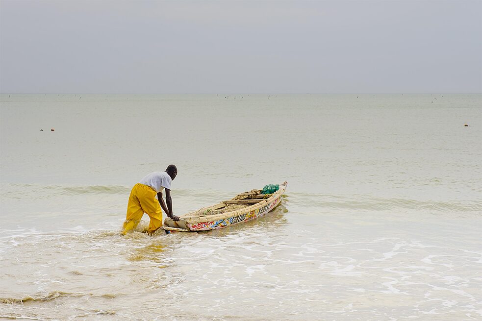 <b>Ulovit si vlastní prospěch</b><br>Také evropský konzum ryb má nepříznivý dopad na globální Jih, jak lze pozorovat například v Senegalu. V této zemi jsou ryby základní potravinou a přibližně 600.000 lidí si vydělává na živobytí v rybářském sektoru. Na základě dohod o rybolovu však v afrických vodách loví i rybářské flotily Evropské unie. Poptávka Evropské unie už se totiž nedá pokrýt úlovky z evropských vod. Od května 2014 smí například Evropská unie ulovit u senegalského pobřeží ročně 14.000 tun tuňáka. V Senegalu se dnes však už mnoho lidí nedokáže rybolovem uživit a musí nezřídka opustit svou vlast.