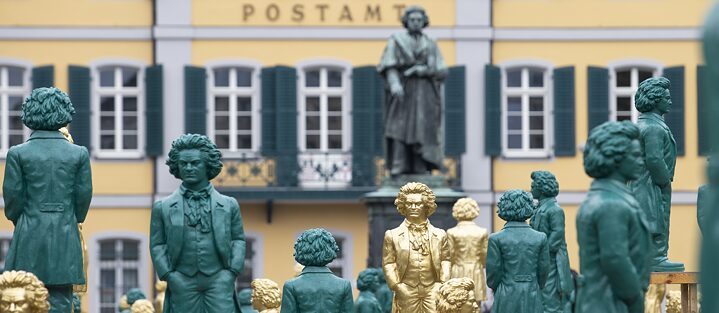 Ludwig van Beethoven parmi 700 de ses doubles : cette installation artistique a été érigée à l’occasion du 250è anniversaire de la naissance du compositeur.