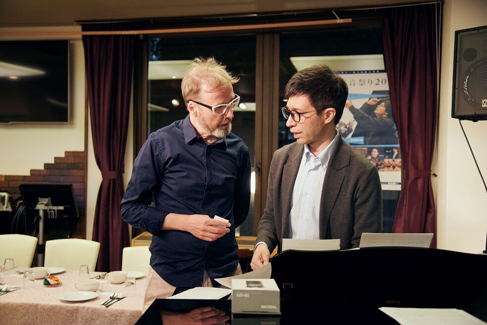 Dining Room Tales-Gründer Xan Colman mit dem Pianisten Yoshio Hamano in Yokohama