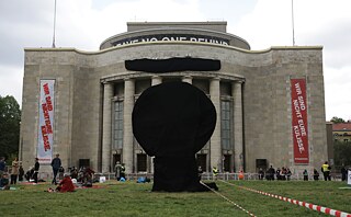 “We are not your backdrop”: In spring 2020, Berlin’s “Volksbühne” theatre covered its sign and the "robber's wheel" on Rosa Luxemburg Square to distance itself from the corona demonstrations taking place there, which were increasingly taken over by right-wing extremist forces.