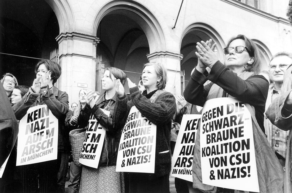 Rassismus – Teilnehmende an einer Demonstration gegen die Gegner*innen der Ausstellung „Vernichtungskrieg, Verbrechen der Wehrmacht 1941 bis 1944“ in München 1997.