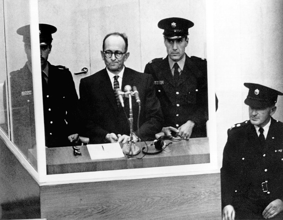 Rassismus – Der ehemalige SS-Obersturmbannführer Adolf Eichmann, damaliger Leiter der Dienststelle, die für die systematische Verfolgung und Ermordung von Juden zuständig war, vor Gericht in Jerusalem 1961. Eichmann wurde zum Tode verurteilt und im Mai 1962 hingerichtet. 