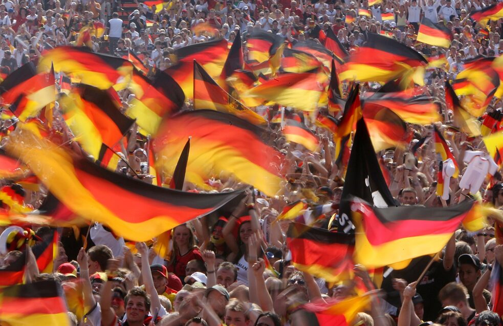 Rassismus – Fußballfans feiern beim Public Viewing während der Fußballweltmeisterschaft 2006 in Deutschland.