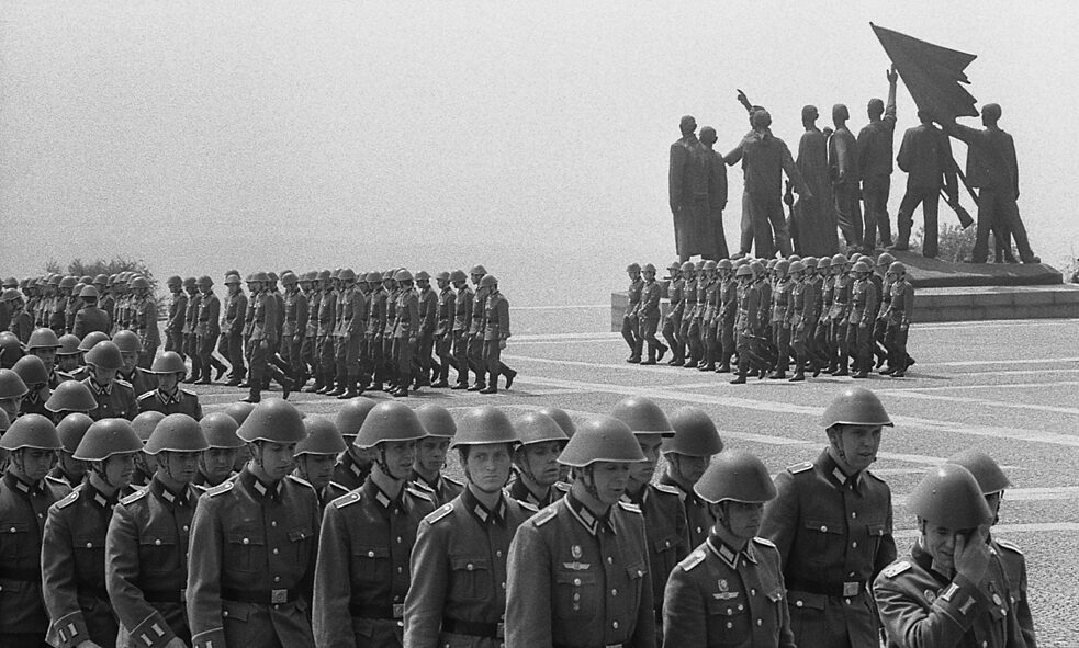 Racisme - Prestation de serment pour des appelés de l’armée populaire nationale de RDA en 1978 dans l’ancien camp de concentration fasciste de Buchenwald.