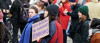 „Kein Rassismus im Namen des Feminismus“ steht auf dem Plakat, welches Demonstrantinnen hochhalten. Demonstrationen zum Internationalen Frauentag fanden unter dem Motto „Feiern-Streiken-Weiterkämpfen“ statt.