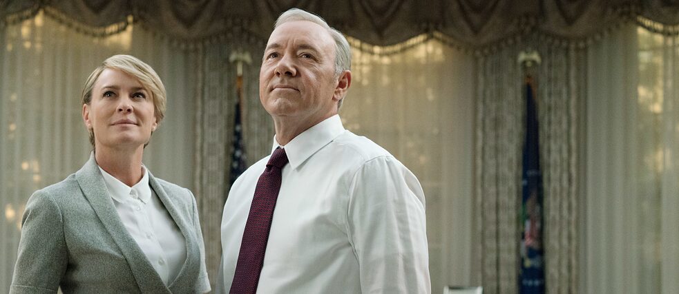 La serie che ha scatenato la corsa all’abbonamento a Netflix, per poter seguire gli intrighi politici degli Underwood, è “House of Cards – Gli intrighi del potere”.