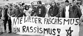 Schon zu DDR-Zeiten gab es Ausländerfeindlichkeit, nach der Wende war das nicht anders: Junge Antifaschisten demonstrieren 1990 in Neubrandenburg gegen den aufkeimenden Rechtsextremismus. 