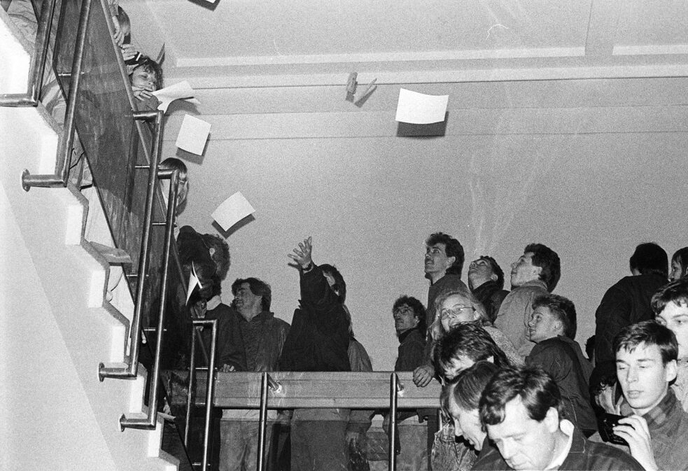 Lidé proudí do sídla Stasi