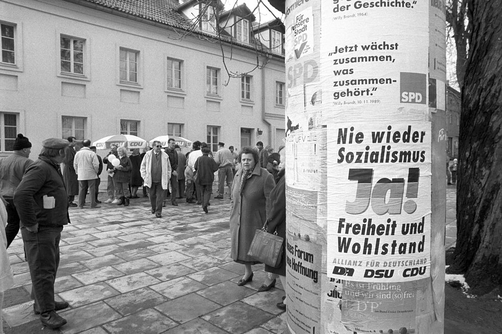 V březnu roku 1990 se v NDR konají první demokratické volby. 