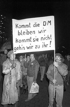Mnoho občanů NDR protestovalo za měnovou unii. 