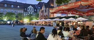 Göttingen’s pulse beats in time to the university semesters, which is particularly noticeable at night: Market square and Old Town Hall in the evening.