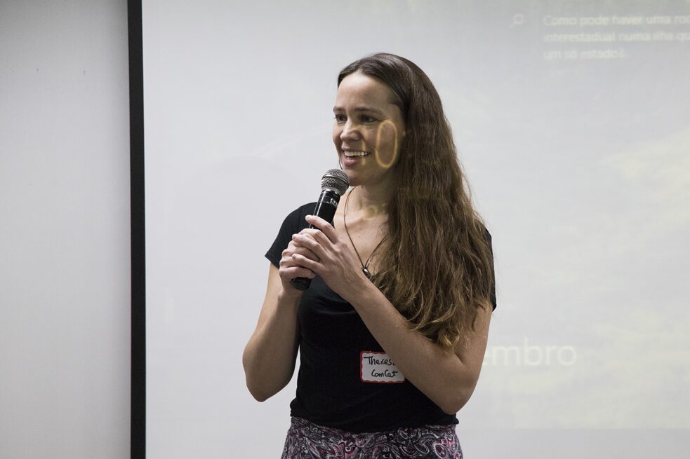 Theresa Williamson vor den Mitgliedern des Sustainable Favela Networks