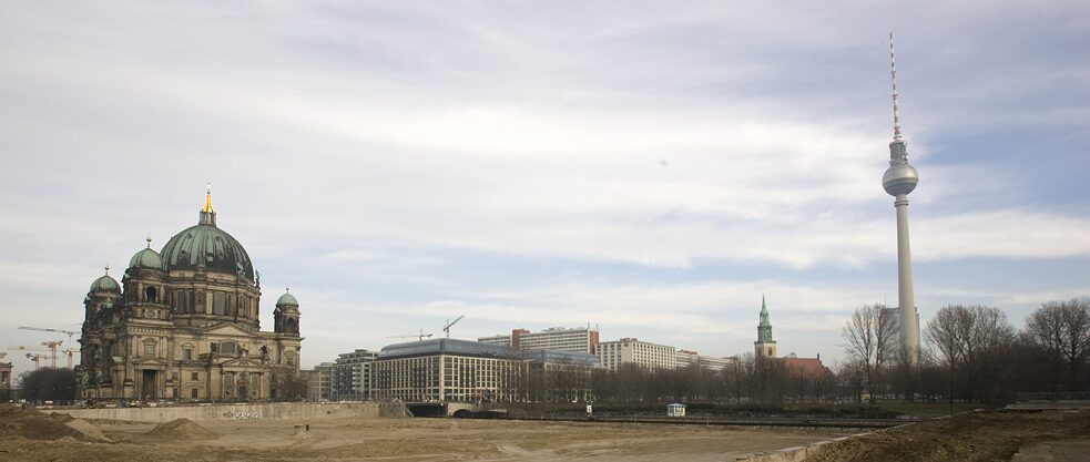 Areál na berlínském Zámeckém náměstí, kde v časech NDR stál Palác republiky. Záběry byly pořízeny 5. 2. 2009. Na místě budovy, která byla po 32 měsících stavebních prací slavnostně otevřena 23. dubna 1976, má v zámeckém areálu od roku 2010 vzniknout Berlínský zámek a Humboldtovo fórum. 