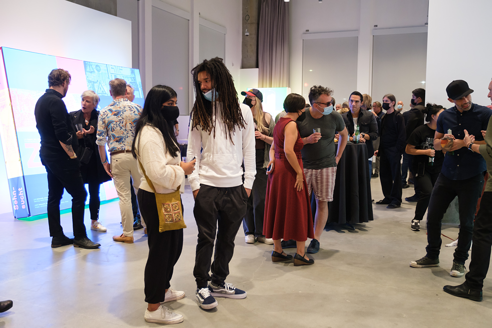 Launch Party Impressions, Guests at the opening of the project space.Besucher am Abend der Eröffnung im Projektraum.