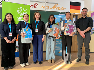 MONGOLEI - German learners from 14 schools took part in the national preliminary round in Ulan Bator. The winners were: T. Maralgoo (3rd place), student of Soyuz School in Darkhan, E. Iveel (2nd place), student of Goethe School in Ulan Bator and 1st place was awarded to B. Saruul, a student of the 18th school. 