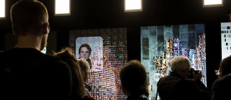 Eine Welt aus Codes: Besucher der Ausstellung „Open Codes. Leben in digitalen Welten“ des ZKM | Zentrum für Kunst und Medien Karlsruhe werden in einen digitalen Datenkörper transformiert.