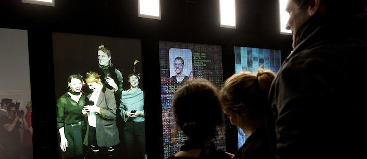 Direkt zu Beginn erleben die Besucher eine digitale Transformation ihrer selbst in der interaktiven Installation „YOU:R:CODE“ von Bernd Lintermann: ausgehend von ihrem Spiegelbild werden sie zunehmend in einen digitalen Datenkörper transformiert, bis sie nur noch als Code dargestellt werden.