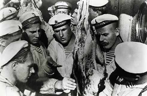 <b>„Křižník Potěmkin“ Sergeje Ejzenštejna (1925)</b><br>Některá raná mistrovská díla filmové historie vznikla pro komunistickou státní propagandu. Režiséři jako Rusové Dziga Vertov a Sergej Ejzenštejn byli nadšeni jedinečnou silou nového filmového média a považovali film za nástroj revoluce. Němý film <i>Křižník Potěmkin</i> zachycuje události revolučního roku 1905 formou vzpoury. Posádka válečné lodi se postaví proti důstojníkům a konflikt se z tohoto jádra rozšíří po celé zemi. Příběh je volně založen na skutečných událostech na námořní lodi Potěmkin v červnu 1905, ale vzbouřenci se museli vzdát, když jim došly zásoby uhlí. 