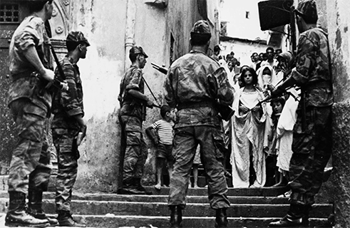 <b>„Bitva o Alžír“, Gillo Pontecorvo (1966)</b><br>Americká kritička Pauline Kael označila italského režiséra Gilla Pontecorva za „marxistického básníka“. V <i>Bitvě o Alžír</i> tematizuje alžírskou válku za nezávislost proti francouzským koloniálním vládcům v letech 1954-1962. Pontecorvo vypráví o boji marxistické nacionalistické Fronty osvobození proti francouzské armádě a svědomitě osvětluje násilí na obou stranách. Tato snaha o objektivní popis událostí byla inspirována italským neorealismem. 