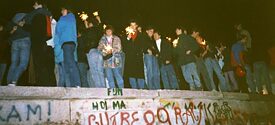 Mit Wunderkerzen auf der Berliner Mauer: Brandenburger Tor am 10. November 1989